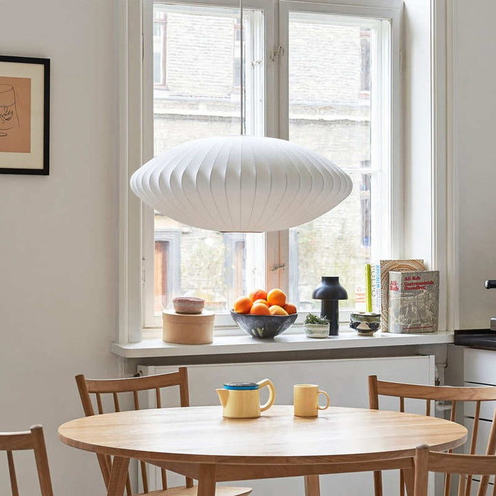 Bubbelo: Lampada a sospensione in seta e acciaio con forma sferica organica – per aree living e studi