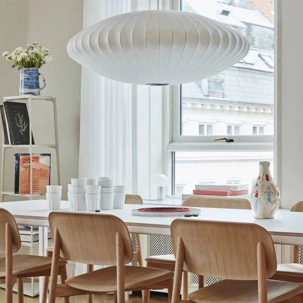 Bubbelo: Lampada a sospensione in seta e acciaio con forma sferica organica – per aree living e studi