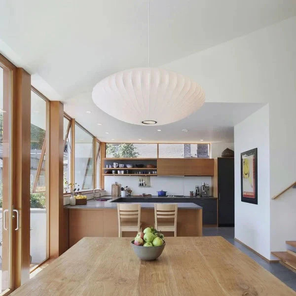 Bubbelo: Lampada a sospensione in seta e acciaio con forma sferica organica – per aree living e studi