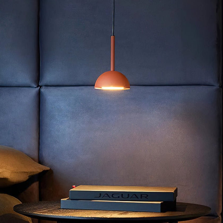 Cupolina: Lampada a sospensione con involucro in metallo geometrico e LED integrato – per cucina e ingresso