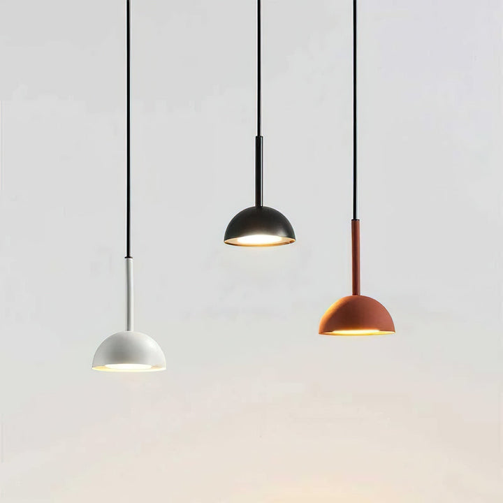Cupolina: Lampada a sospensione con involucro in metallo geometrico e LED integrato – per cucina e ingresso