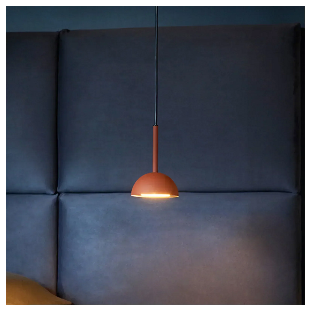 Cupolina: Lampada a sospensione con involucro in metallo geometrico e LED integrato – per cucina e ingresso