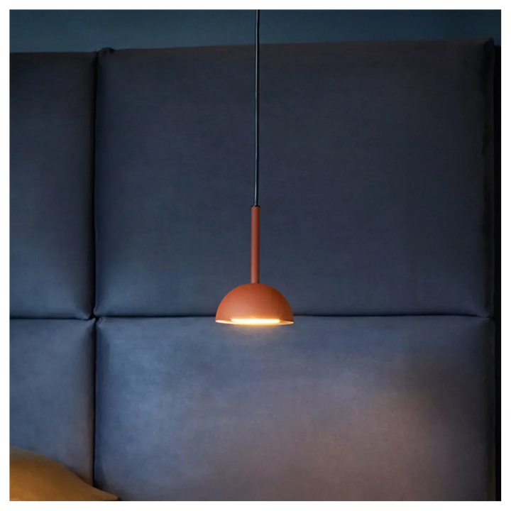 Cupolina: Lampada a sospensione con involucro in metallo geometrico e LED integrato – per cucina e ingresso
