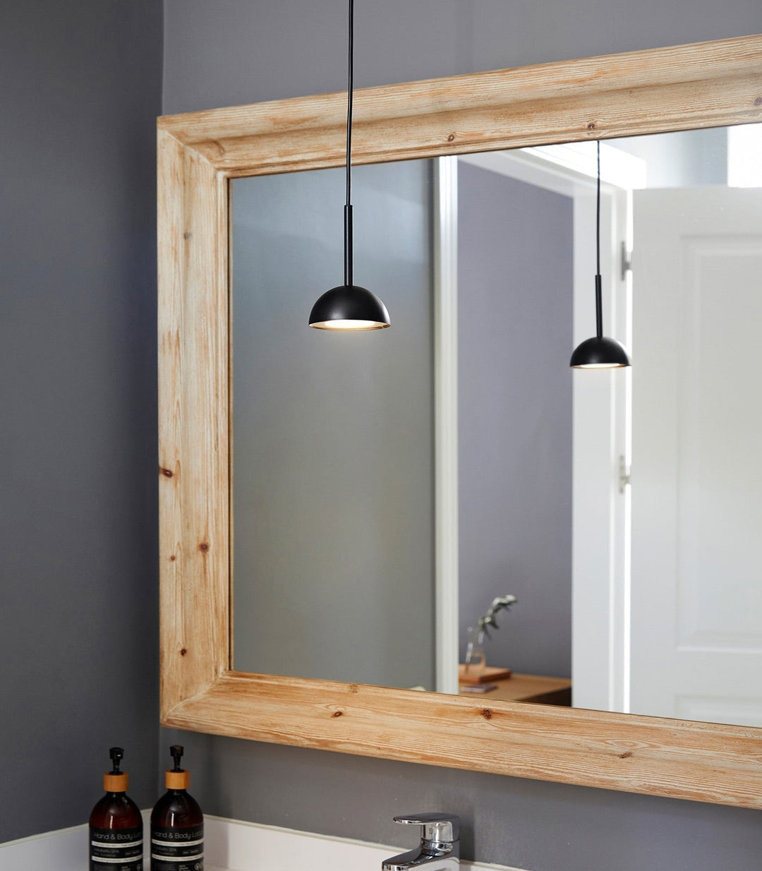 Cupolina: Lampada a sospensione con involucro in metallo geometrico e LED integrato – per cucina e ingresso
