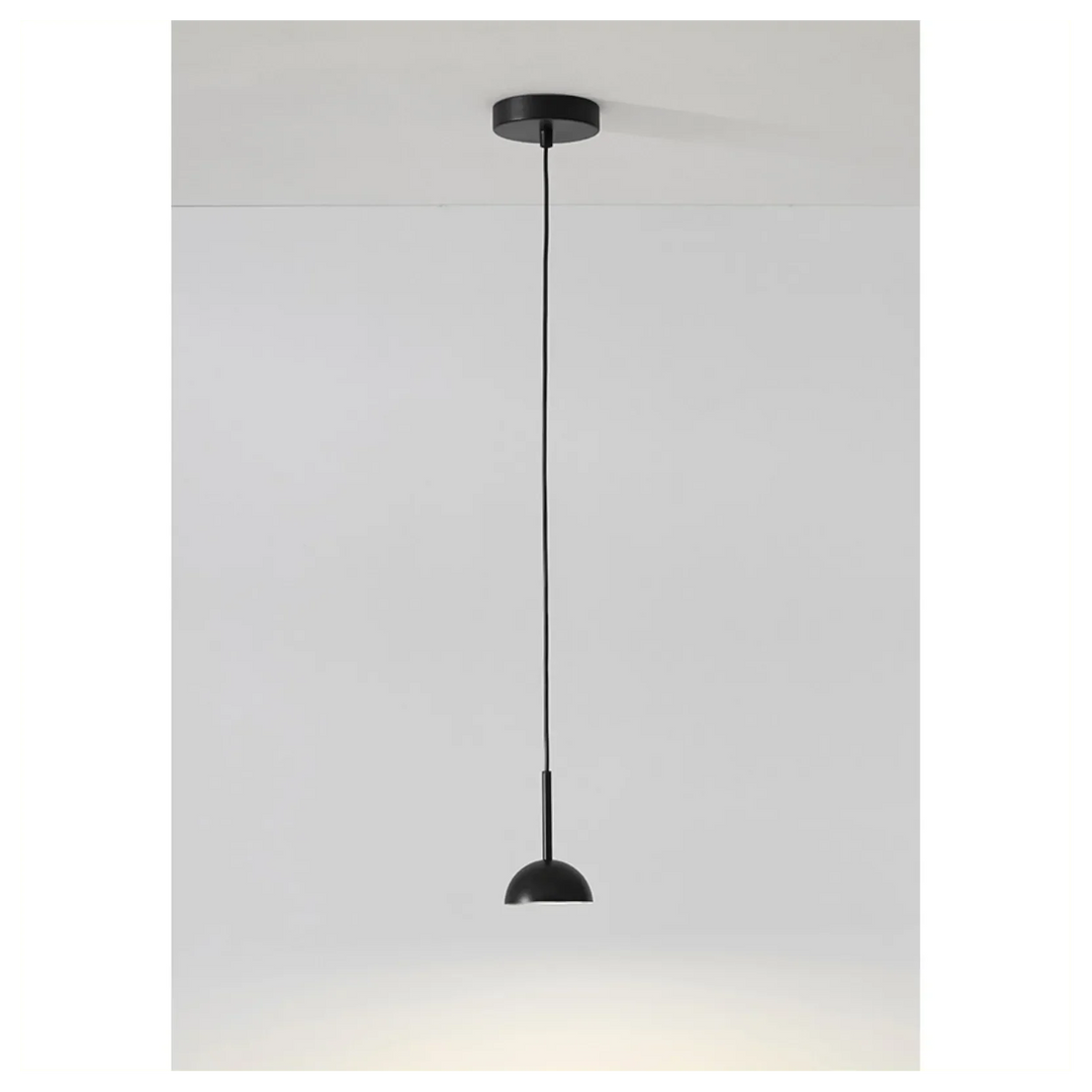 Cupolina: Lampada a sospensione con involucro in metallo geometrico e LED integrato – per cucina e ingresso
