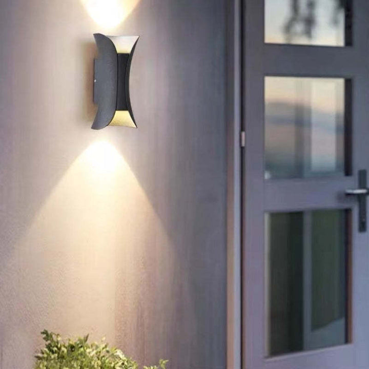 Curvion: Applique LED curva per esterni – Lampada da parete resistente alle intemperie per giardino e terrazza