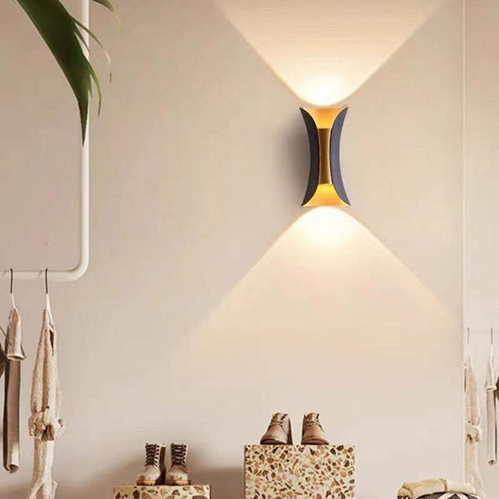 Curvion: Applique LED da esterno curvato – Lampada da parete resistente alle intemperie per giardino e terrazza