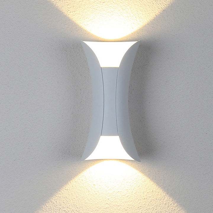 Curvion: Applique LED da esterno curvato – Lampada da parete resistente alle intemperie per giardino e terrazza