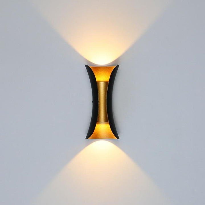 Curvion: Applique LED da esterno curvato – Lampada da parete resistente alle intemperie per giardino e terrazza