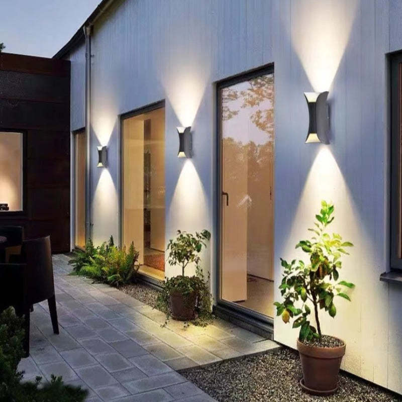 Curvion: Applique LED da esterno curvato – Lampada da parete resistente alle intemperie per giardino e terrazza