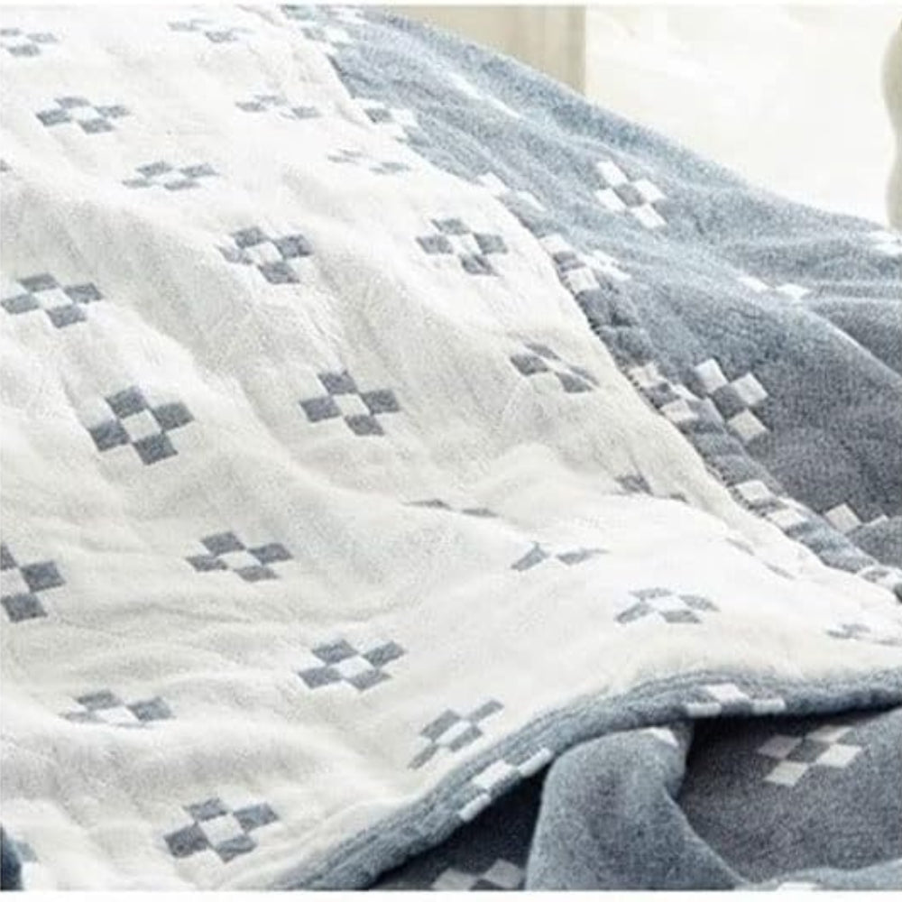 Diamantwebstuhl: Coperta in cotone traspirante con motivo geometrico e texture leggera – per divano e camera da letto