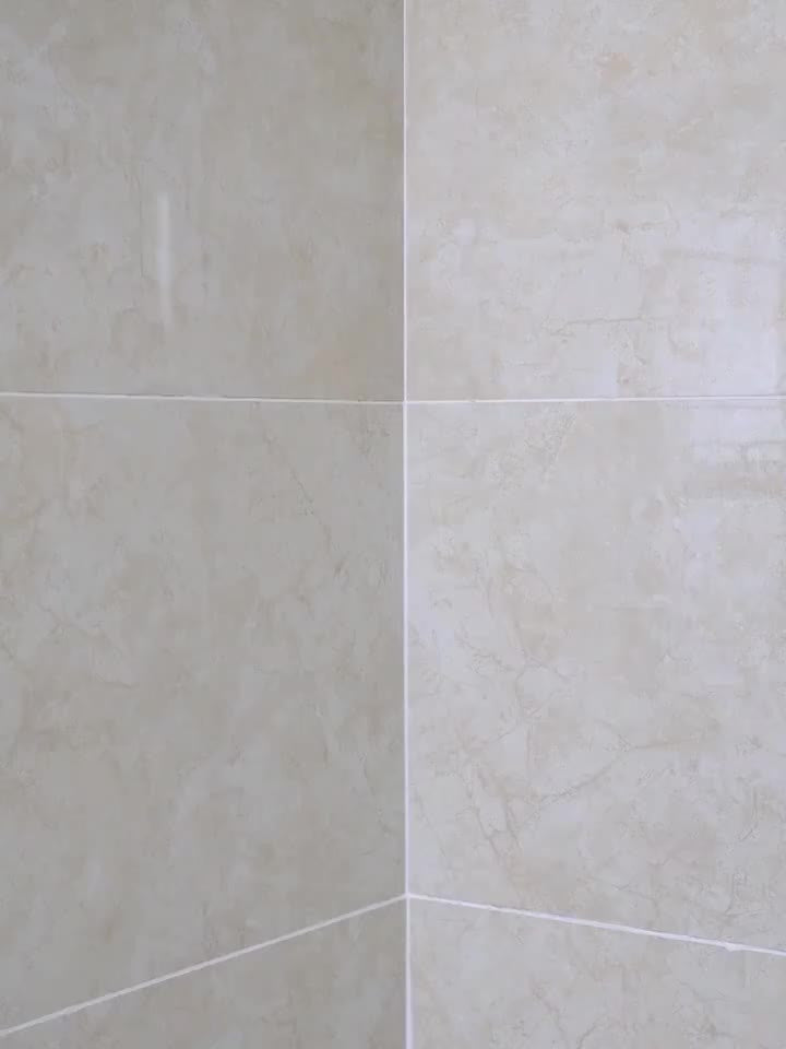 DuschOrdnung: Mensole da parete per bagno – moderno scaffale angolare in plastica, sospeso e salvaspazio senza forare per shampoo e cosmetici