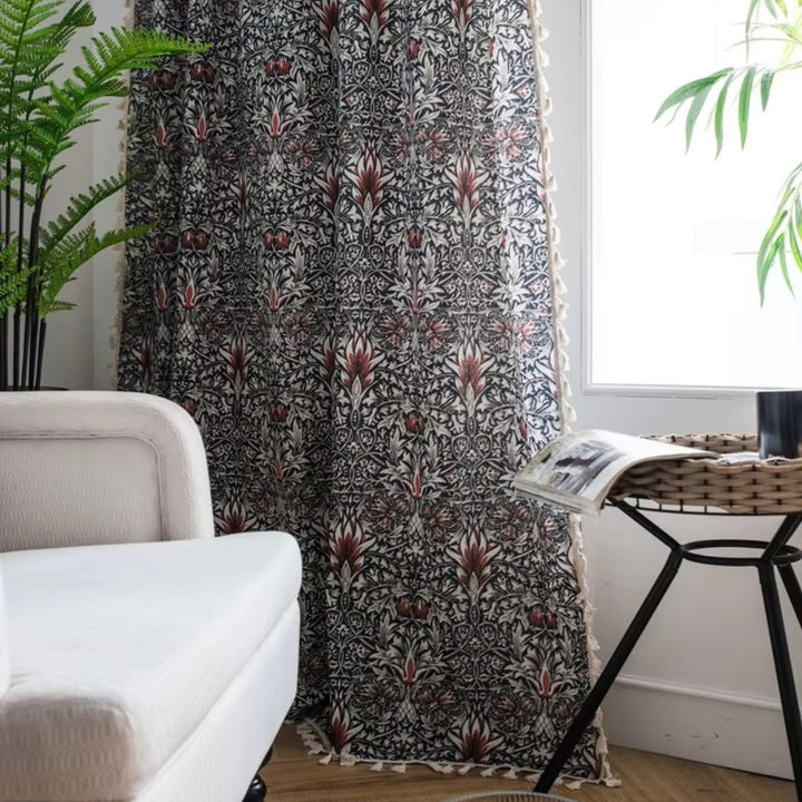 Foglio di ebano: tenda con arazzo floreale e frange – oscurante parziale e decorativa per il soggiorno