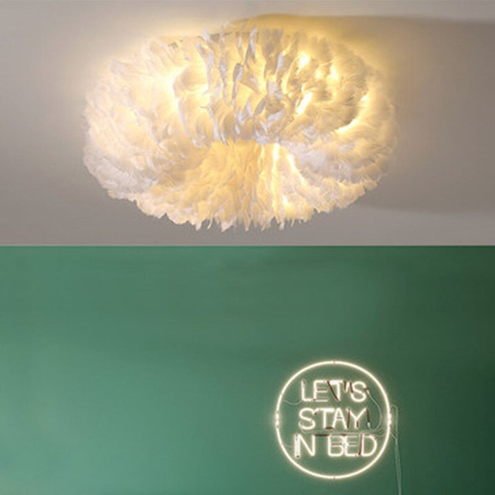 Elowen: Lampada da soffitto LED Boho con piume – per camere da letto e soggiorni