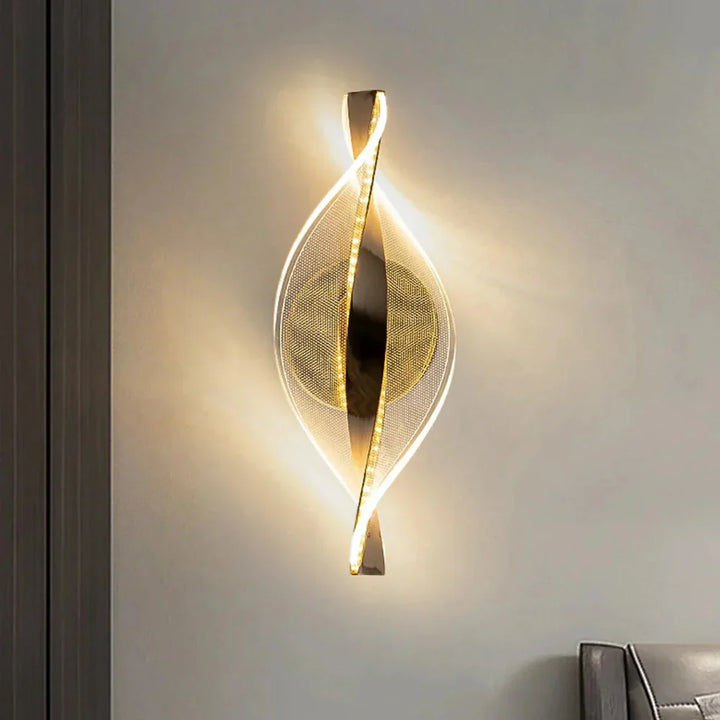 Elysian: Applique LED in acrilico con design nuvoloso dorato e luce bianca calda – per soggiorno e corridoio