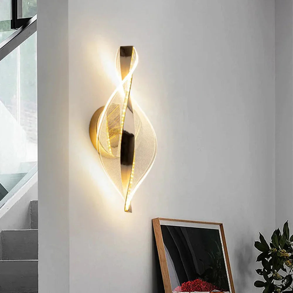 Elysian: Applique LED in acrilico con design nuvoloso dorato e luce bianca calda – per soggiorno e corridoio