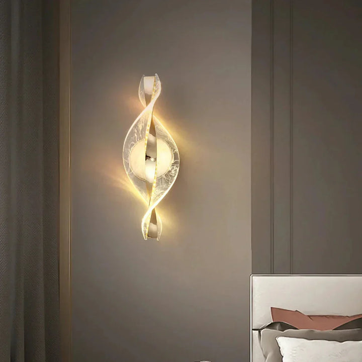 Elysian: Applique LED in acrilico con design nuvoloso dorato e luce bianca calda – per soggiorno e corridoio
