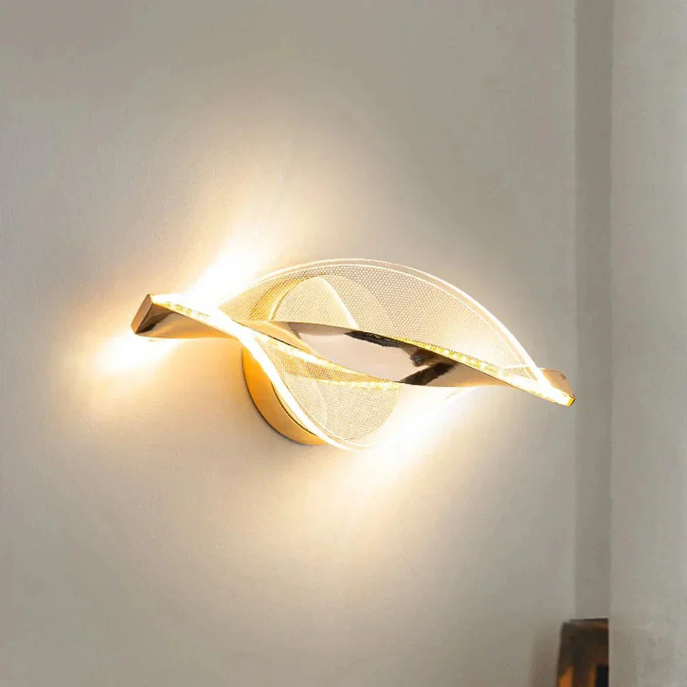 Elysian: Applique LED in acrilico con design nuvoloso dorato e luce bianca calda – per soggiorno e corridoio