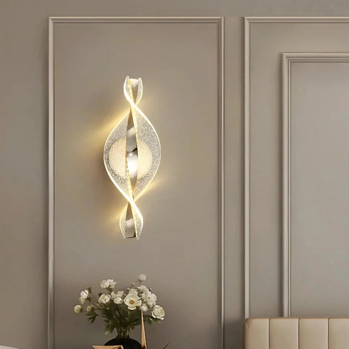 Elysian: Applique LED in acrilico con design nuvoloso dorato e luce bianca calda – per soggiorno e corridoio