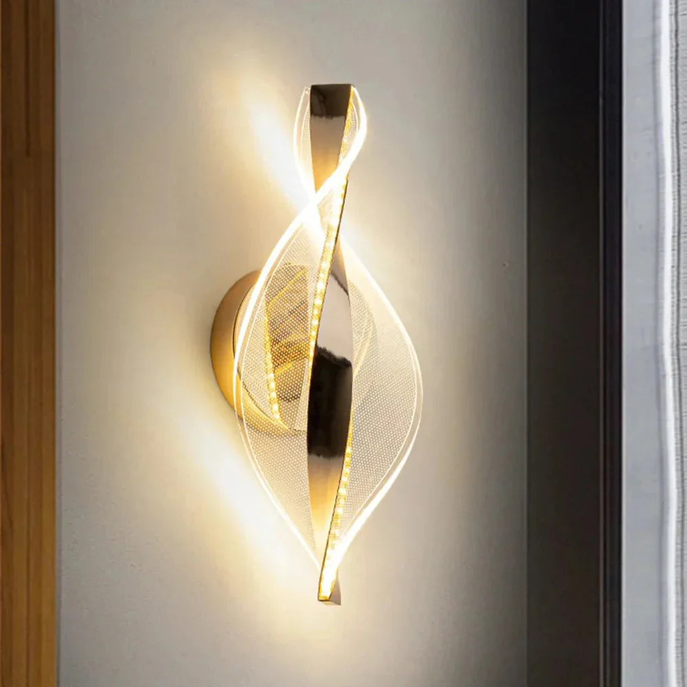 Elysian: Applique LED in acrilico con design nuvoloso dorato e luce bianca calda – per soggiorno e corridoio