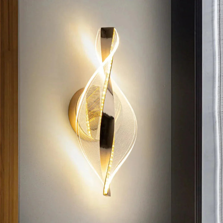 Elysian: Applique LED in acrilico con design nuvoloso dorato e luce bianca calda – per soggiorno e corridoio