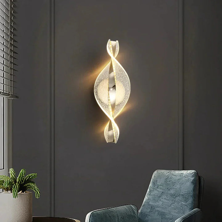 Elysian: Applique LED in acrilico con design nuvoloso dorato e luce bianca calda – per soggiorno e corridoio