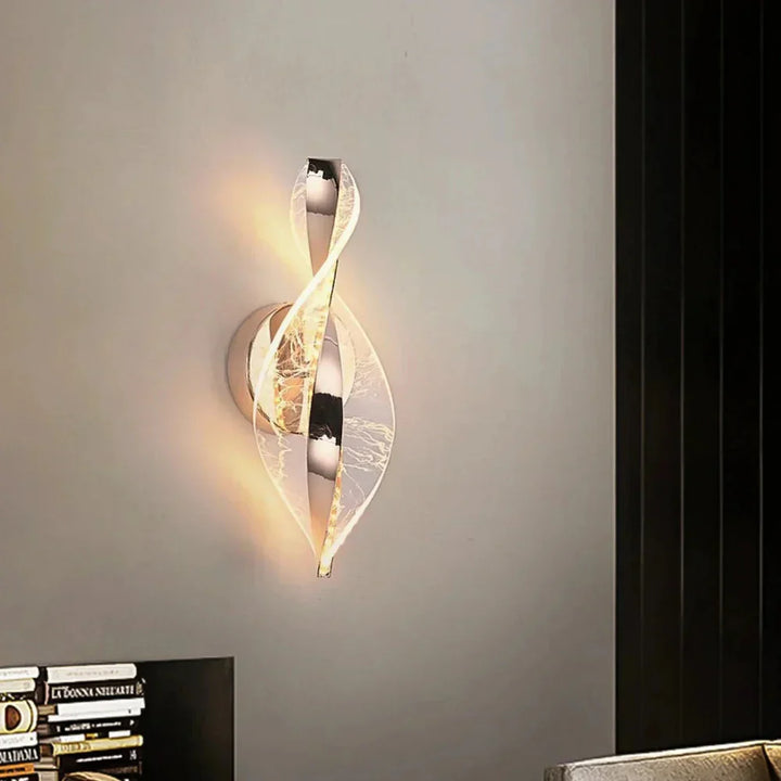 Elysian: Applique LED in acrilico con design nuvoloso dorato e luce bianca calda – per soggiorno e corridoio