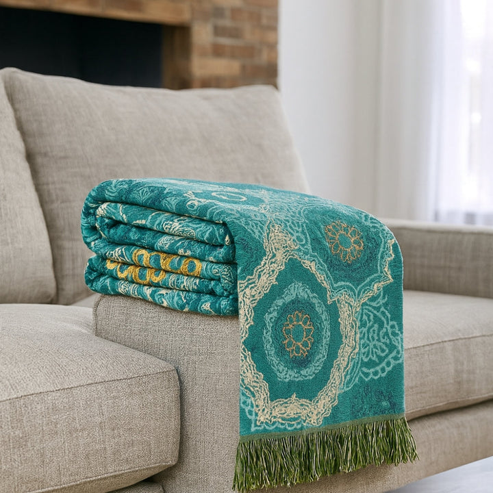 Farbmandala: Coperta in cotone traspirante con motivo teal-oro e stile Boho – per divano e letto