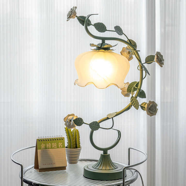 Fleuréa: Lampada romantica a rose sotto vetro – Elegante lampada decorativa per camera da letto e soggiorno