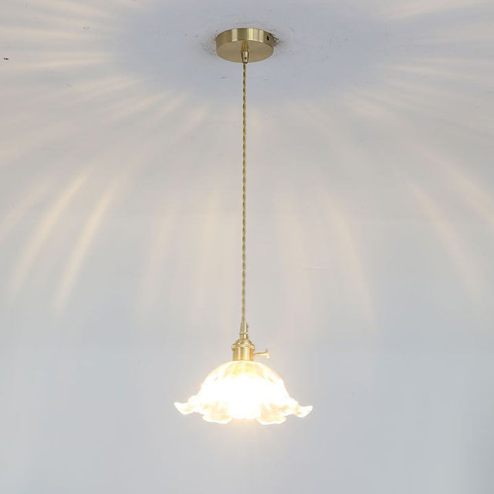 Floraglow: Lampadario in vetro rigato e metallo a forma di fiore – per soggiorno e camera da letto