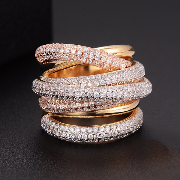 Anello impilabile per donne | Design di lusso | Zircone cubico | Anello di fidanzamento e statement