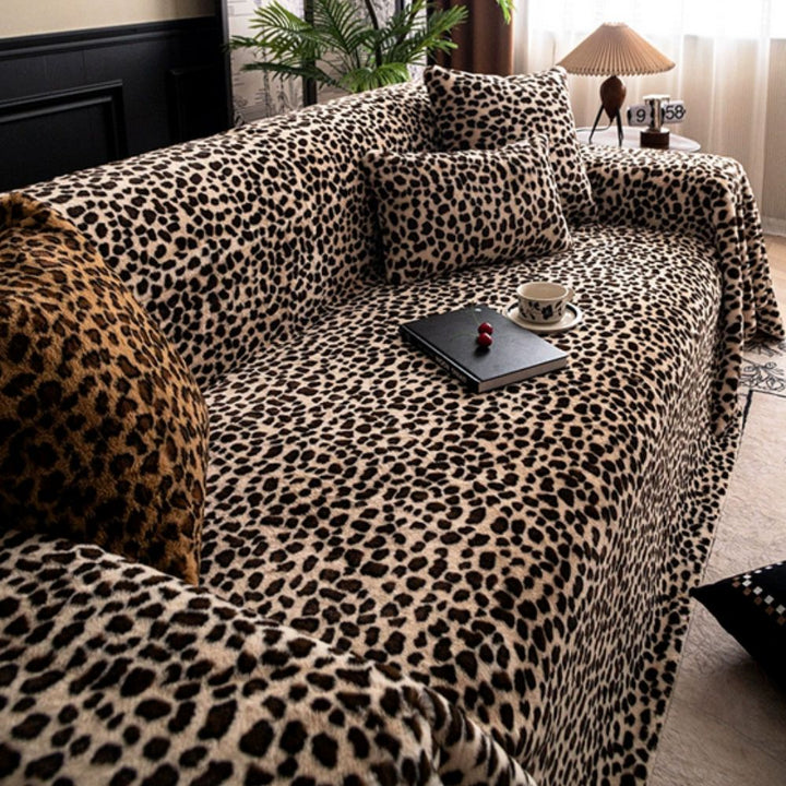 GemütlicherLeopard: Copertura per divano con motivo leopardato e struttura morbida – per soggiorno e divano