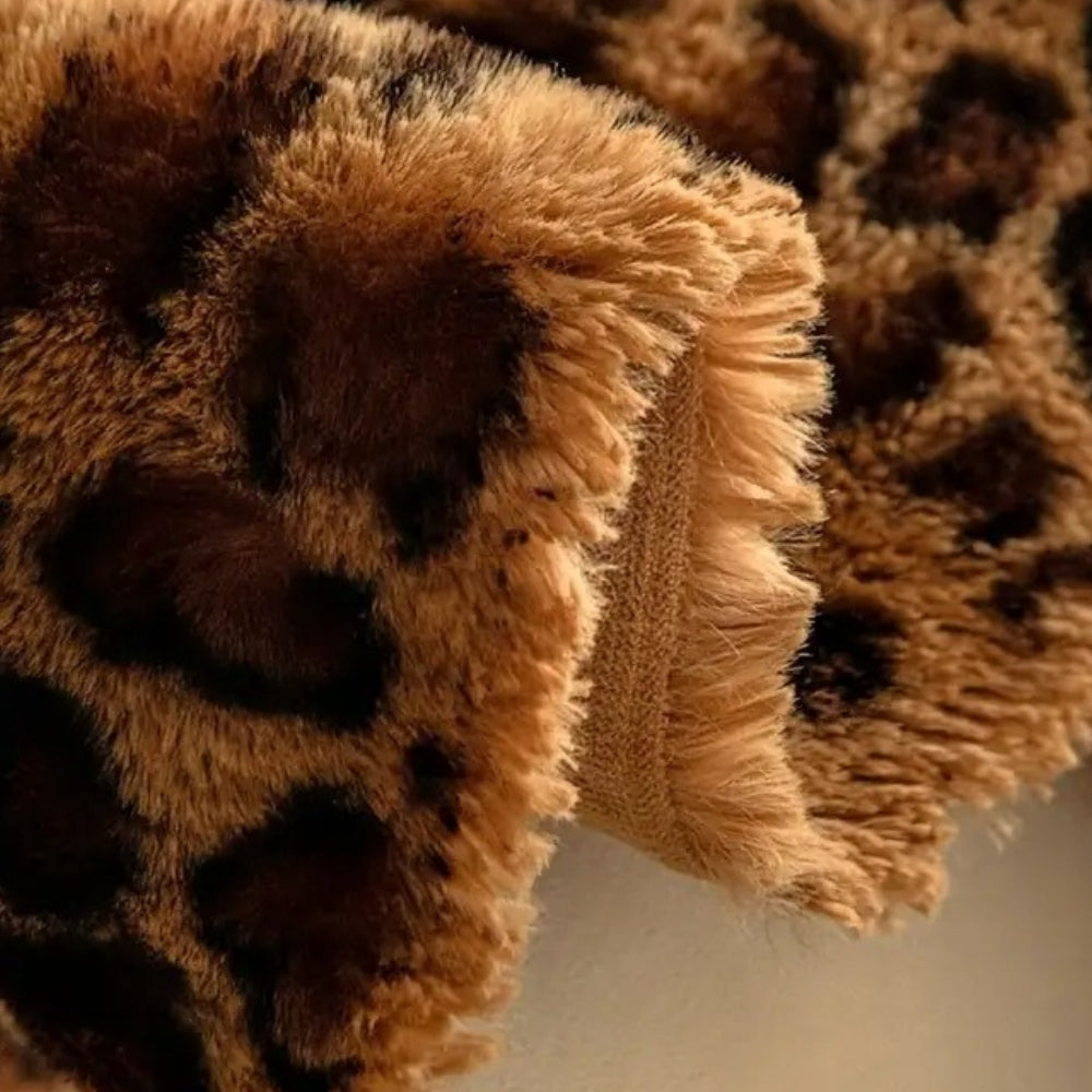 GemütlicherLeopard: Copertura per divano con motivo leopardato e struttura morbida – per soggiorno e divano