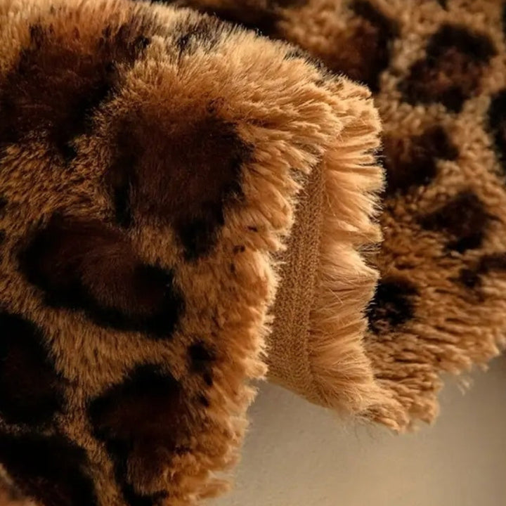 GemütlicherLeopard: Copertura per divano con motivo leopardato e struttura morbida – per soggiorno e divano