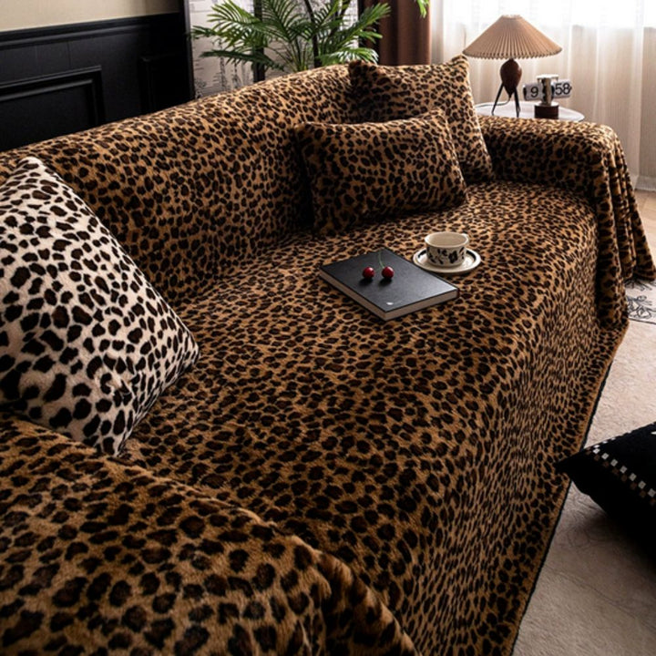 GemütlicherLeopard: Copertura per divano con motivo leopardato e struttura morbida – per soggiorno e divano