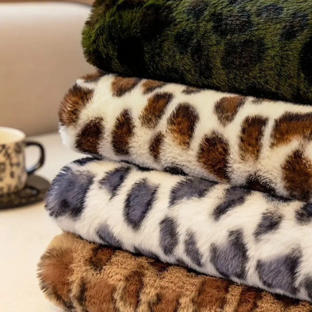 GemütlicherLeopard: Copertura per divano con motivo leopardato e struttura morbida – per soggiorno e divano