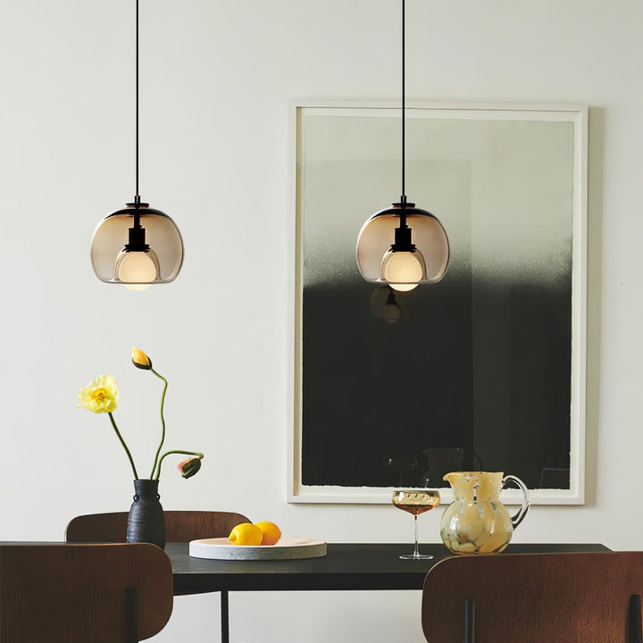 Glasera: Lampada a sospensione in vetro e metallo con design minimalista – per ambienti moderni