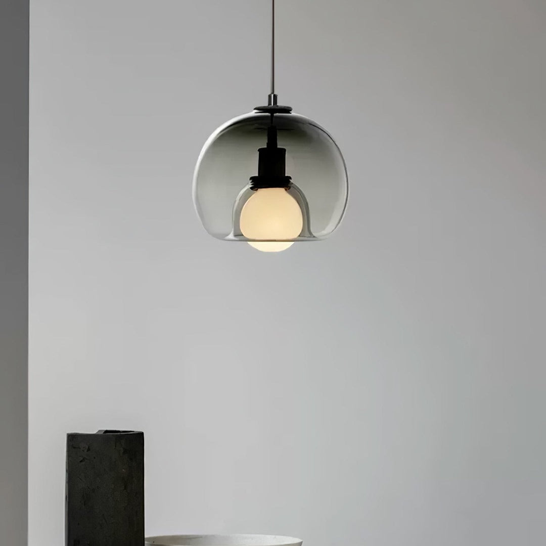 Glasera: Lampada a sospensione in vetro e metallo con design minimalista – per ambienti moderni