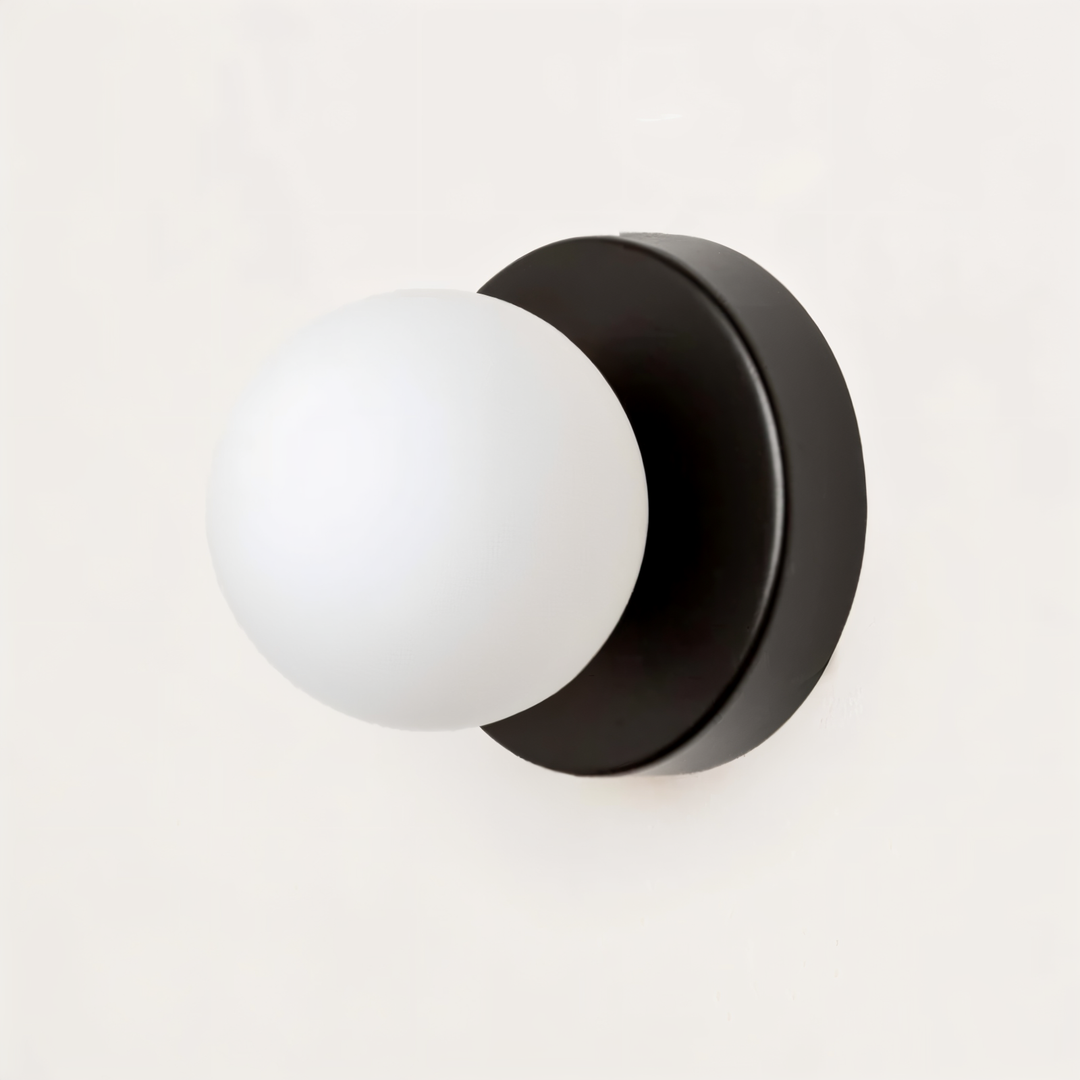 GlowSphere: Elegante lampada da parete LED in vetro bianco – Luce stilosa per soggiorno e camera da letto