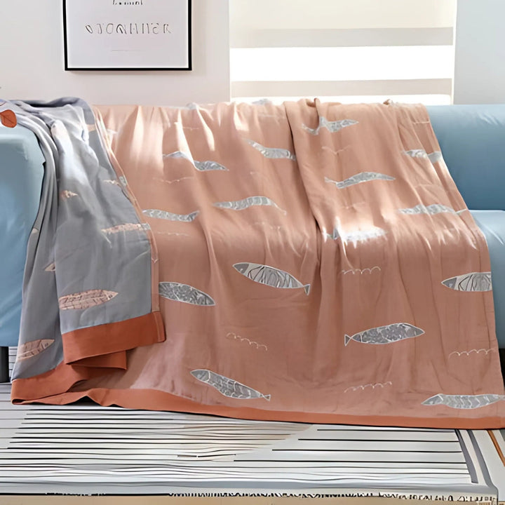 GoldenerFisch: Coperta in cotone reversibile con motivo pesce e leggera struttura – per letto e divano