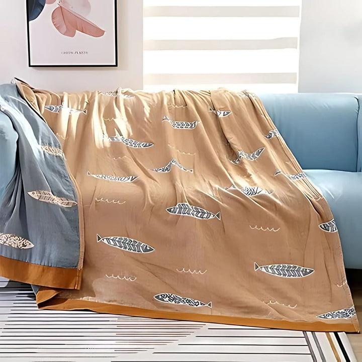 GoldenerFisch: Coperta in cotone reversibile con motivo pesce e leggera struttura – per letto e divano