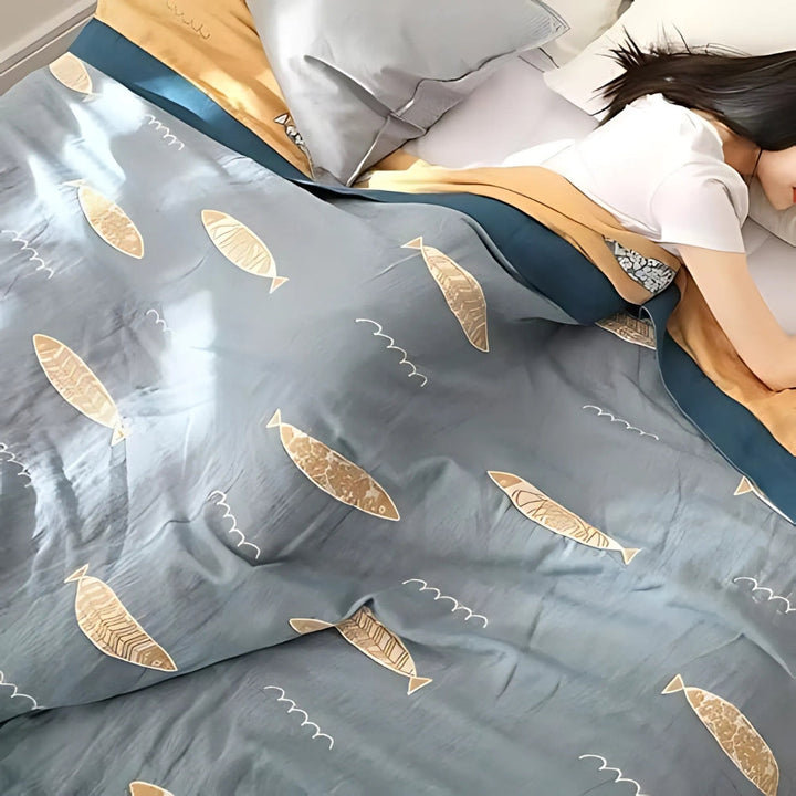 GoldenerFisch: Coperta in cotone reversibile con motivo pesce e leggera struttura – per letto e divano