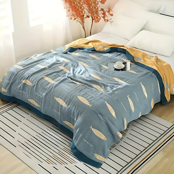 GoldenerFisch: Coperta in cotone reversibile con motivo pesce e leggera struttura – per letto e divano
