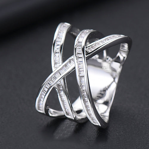 Anello impilabile per donne | Design di lusso | Zircone cubico | Anello di fidanzamento e statement