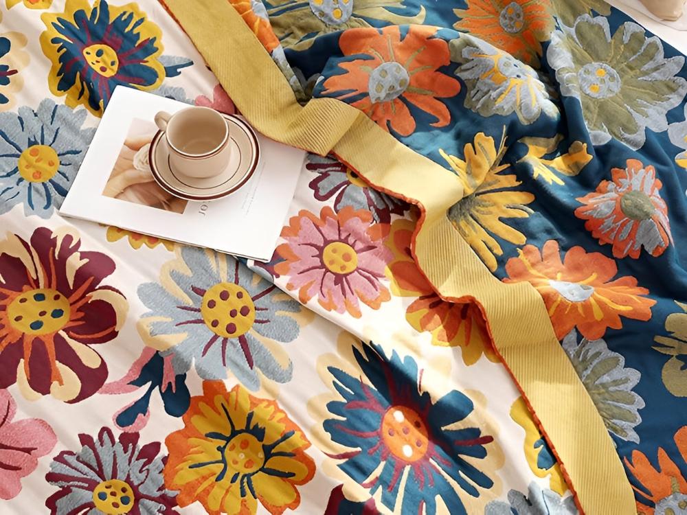 Helle Blüte: Coperta in cotone biologico con motivo floreale e struttura reversibile – per letto e divano