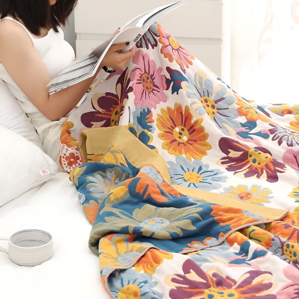 Helle Blüte: Coperta in cotone biologico con motivo floreale e struttura reversibile – per letto e divano