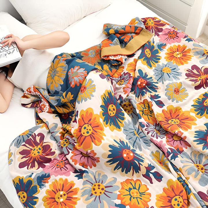 Helle Blüte: Coperta in cotone biologico con motivo floreale e struttura reversibile – per letto e divano