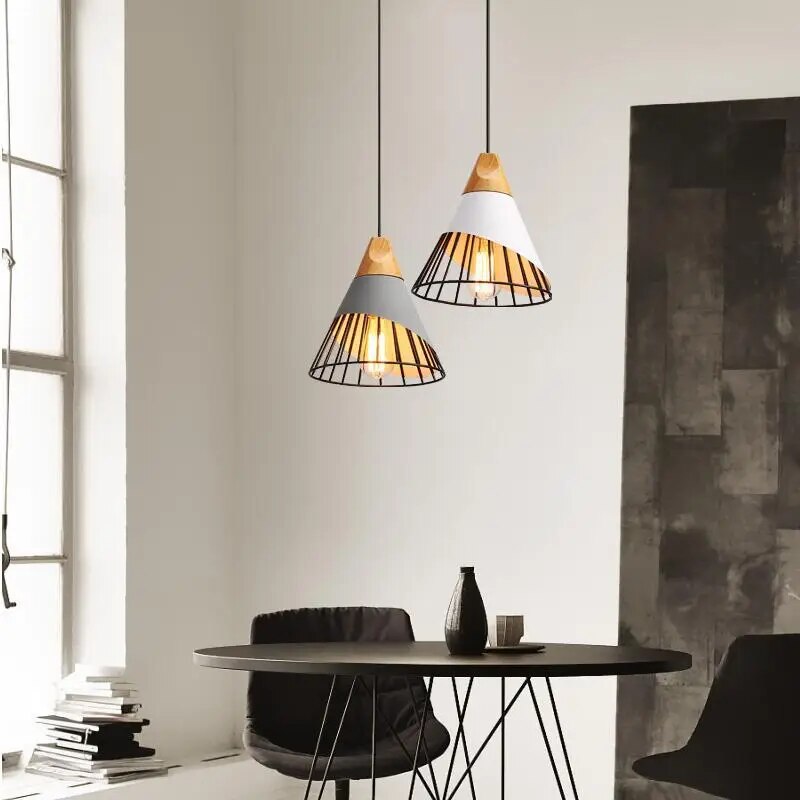 Hunaroglo: Lampadario in ferro e legno con luce bianca calda – per interni eleganti