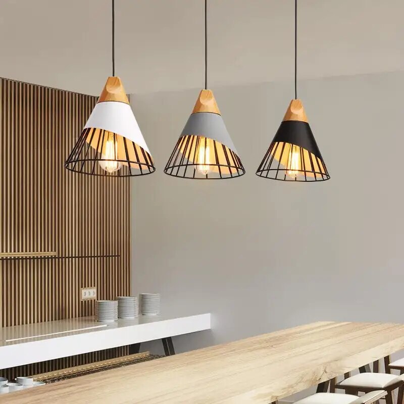Hunaroglo: Lampadario in ferro e legno con luce bianca calda – per interni eleganti