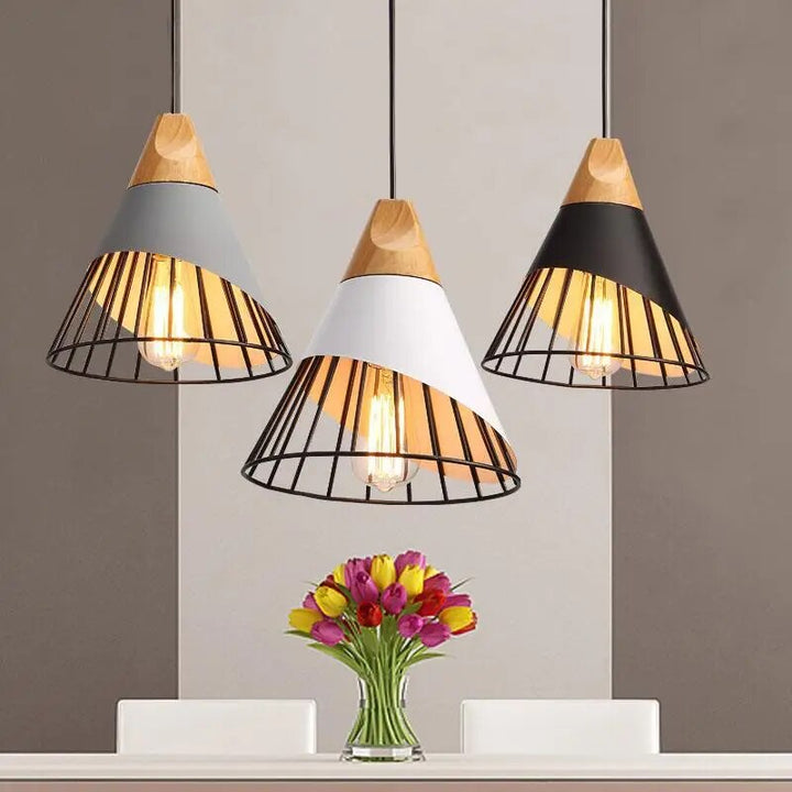 Hunaroglo: Lampadario in ferro e legno con luce bianca calda – per interni eleganti